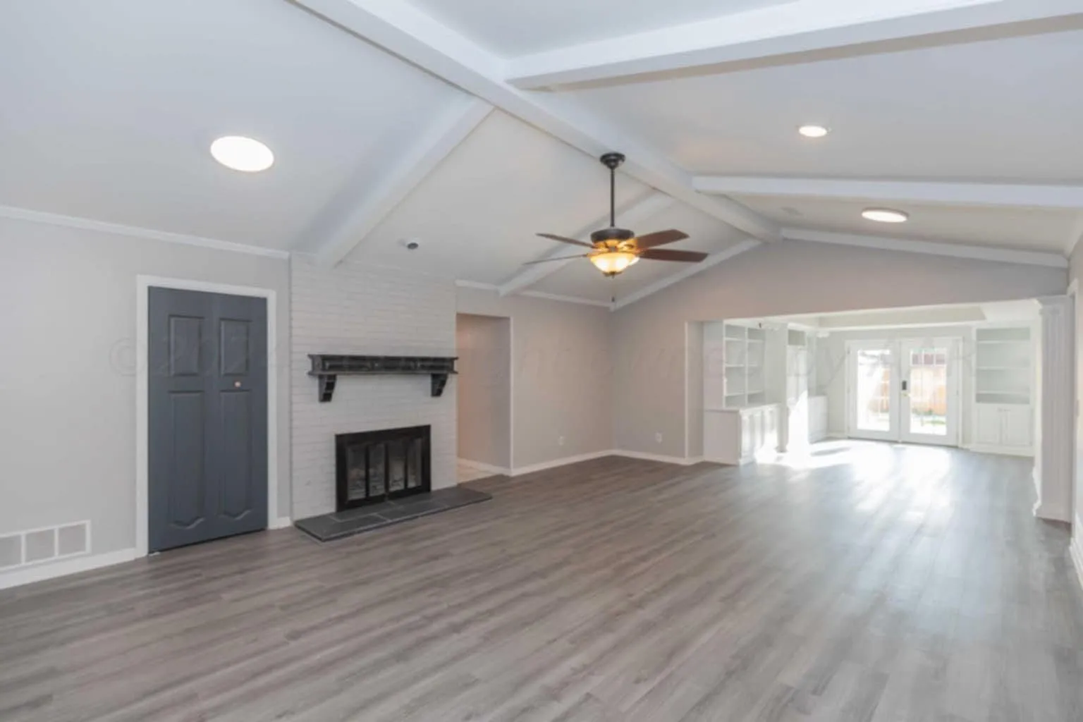 Beautiful home in Sleepy Hollow. Featuring 3 bedrooms, 3 full baths and a finished basement. — Photo 2