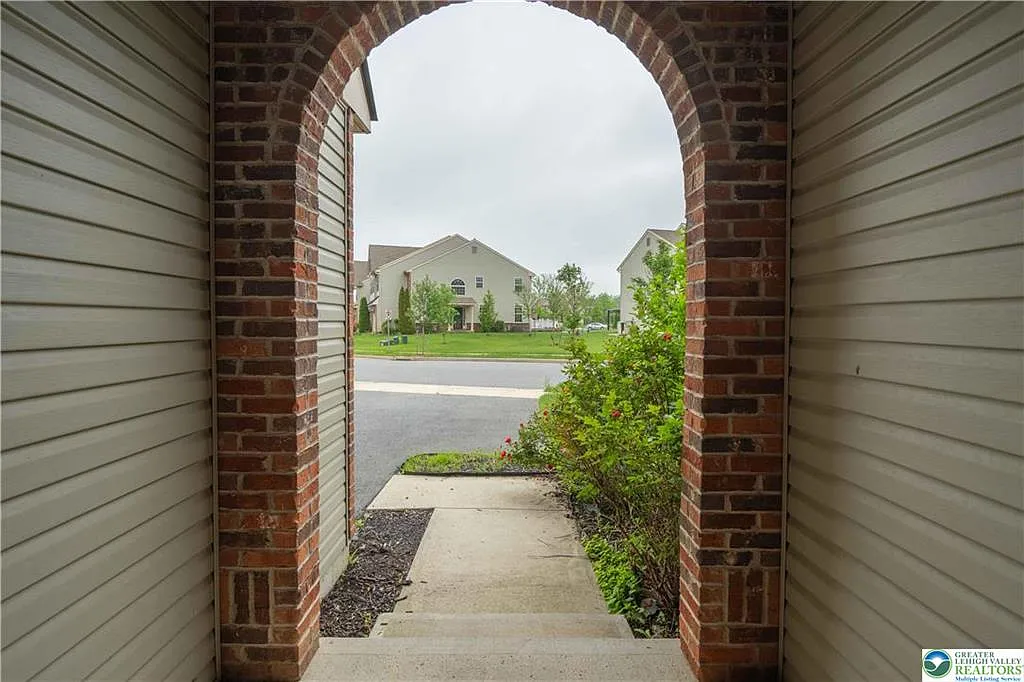3 bed, 2.5 bath, 1855 sqft, $2,700 — Photo 3