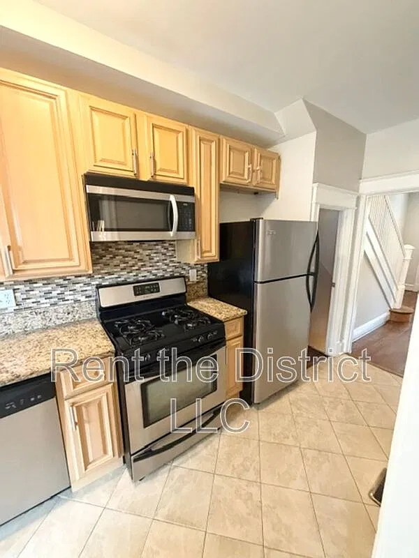 3 bed, 3.0 bath, 1352 sqft, $3,200 — Photo 2