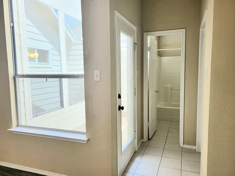 7905 Country Ridge Ln — Photo 6