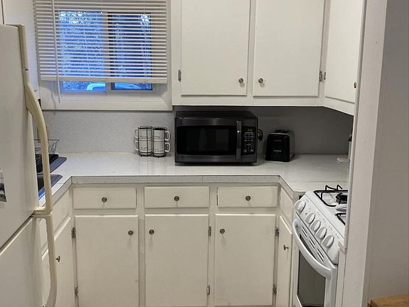 This picture shows the kitchen.