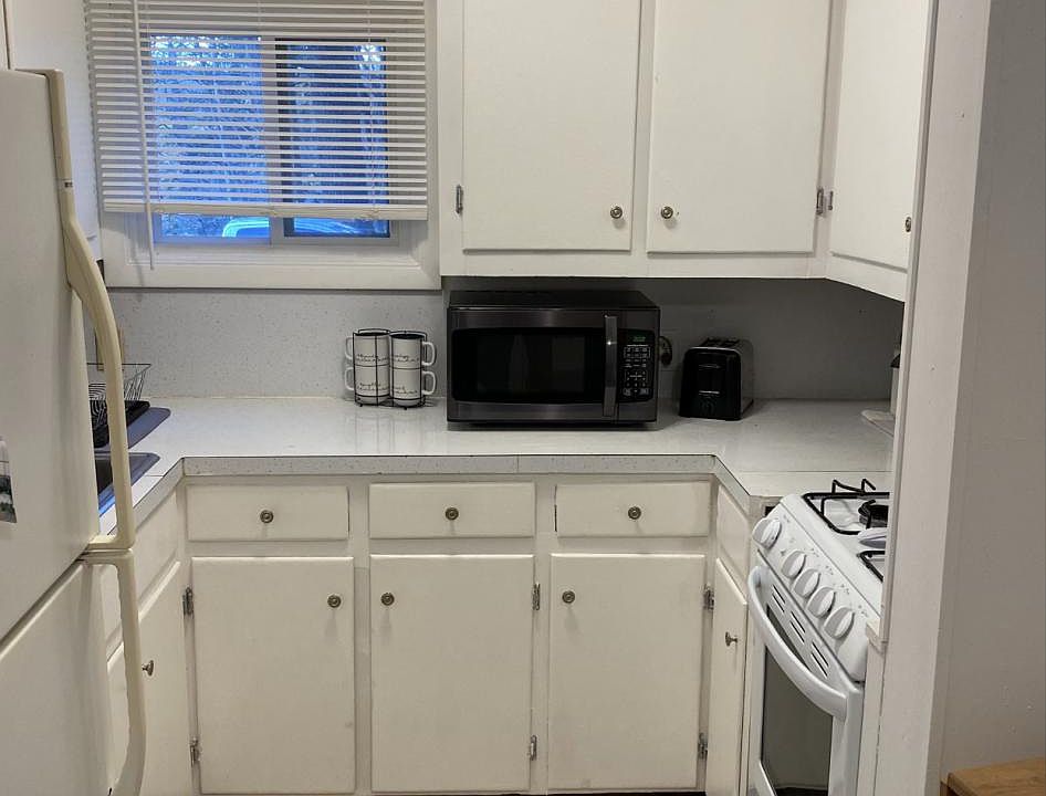 This picture shows the kitchen.