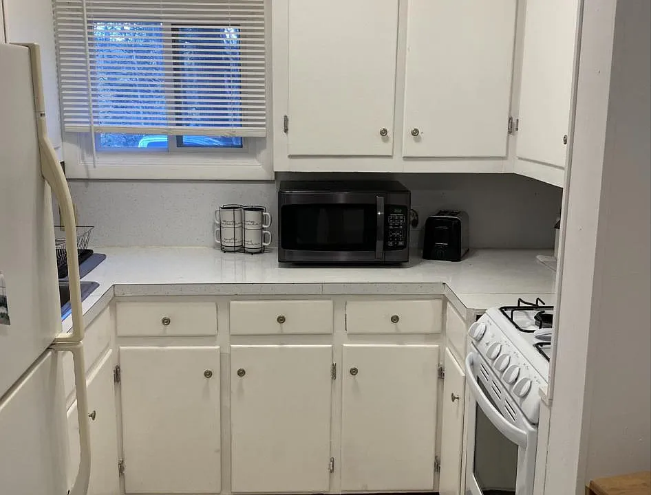 This picture shows the kitchen.