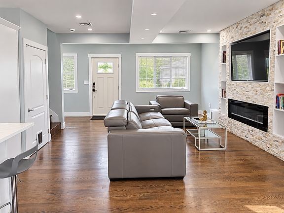 5th image of 81 Tapley Ave