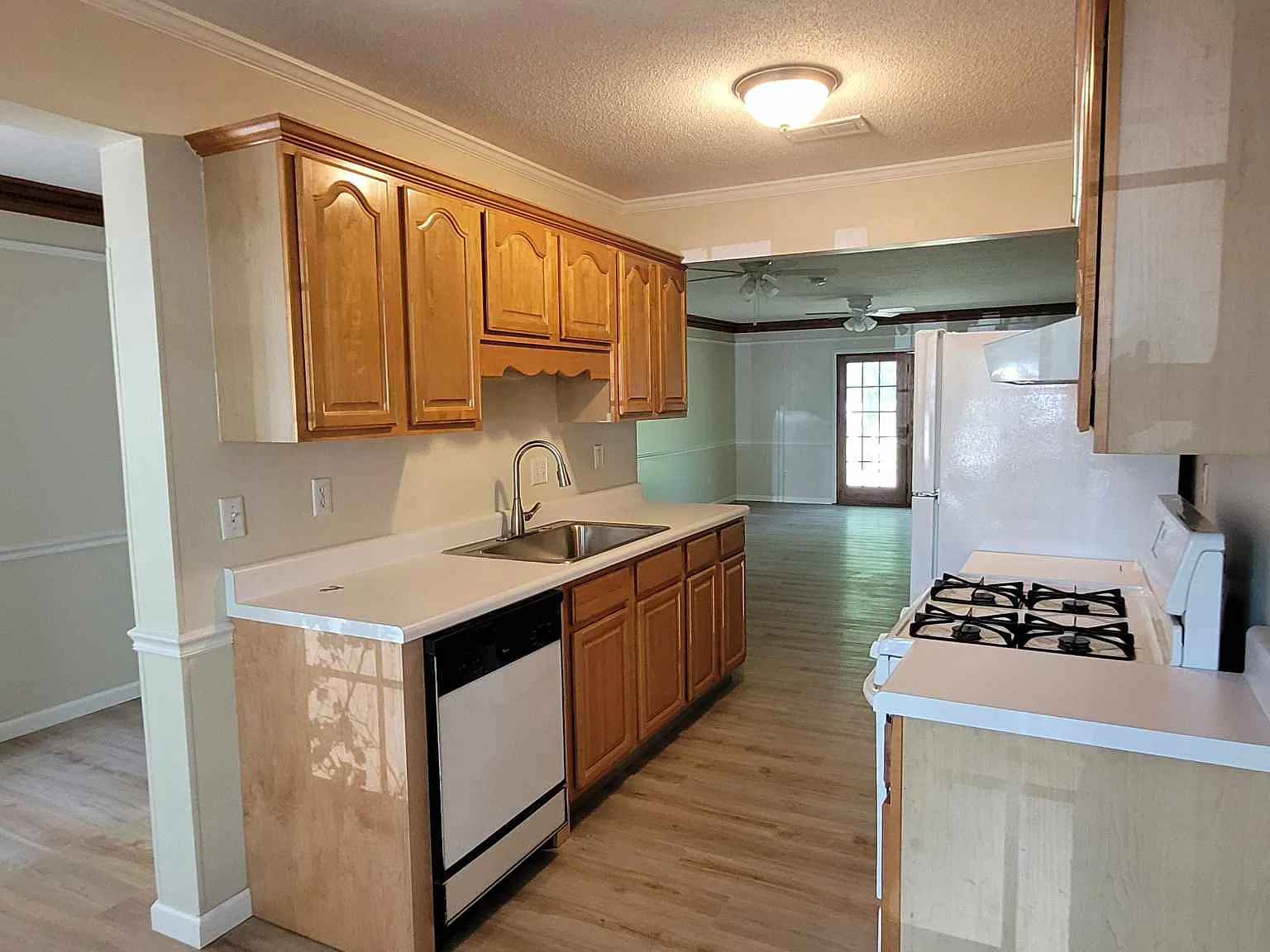 2 bed, 1000 sqft, $1,275 — Photo 2