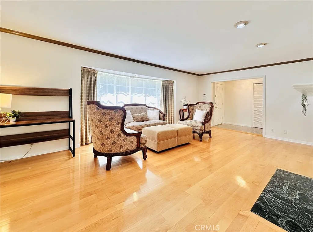 3 bed, 3.5 bath, 2649 sqft, $6,880 — Photo 4