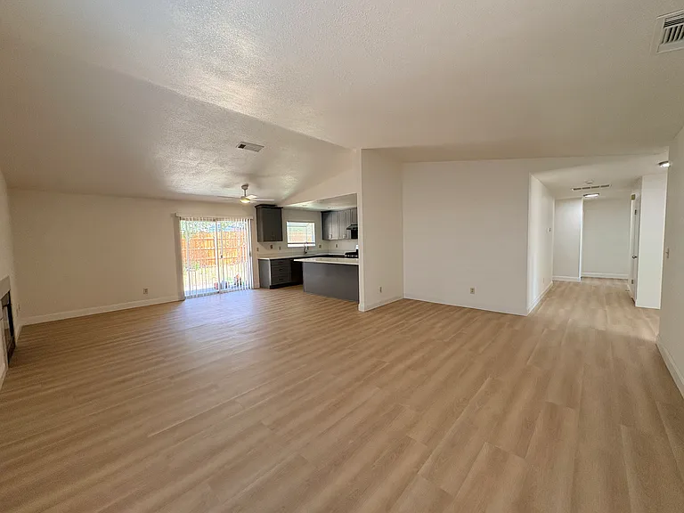 7757 Southbreeze Dr — Photo 4