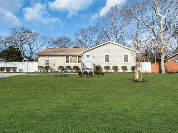 79 School St, Hampton Bays, NY 11946