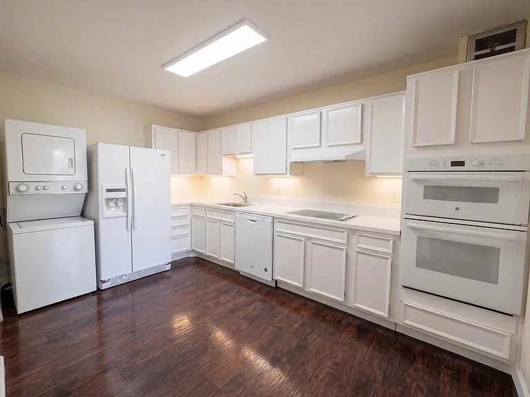 8360 Greensboro Dr #524 — Photo 12