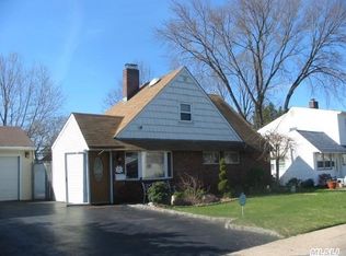 15 Timber Ln, Levittown, NY 11756