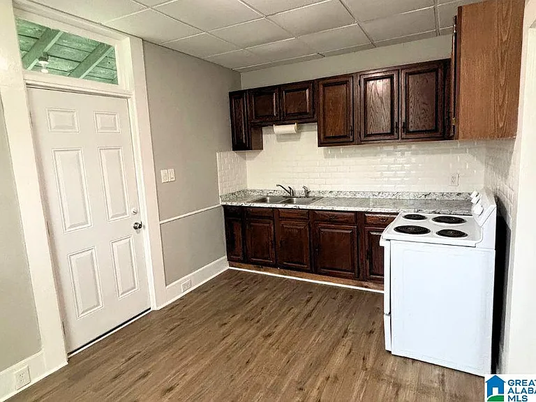 302 Coffee St E — Photo 7