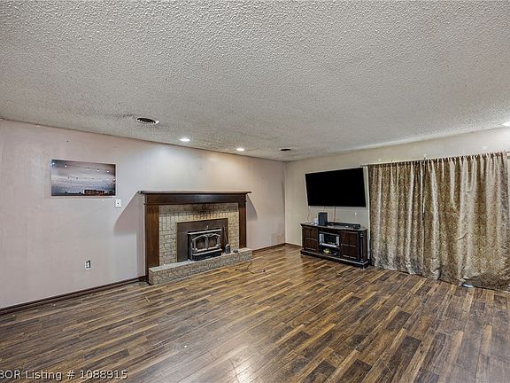3rd image of 10218 Rice Rd