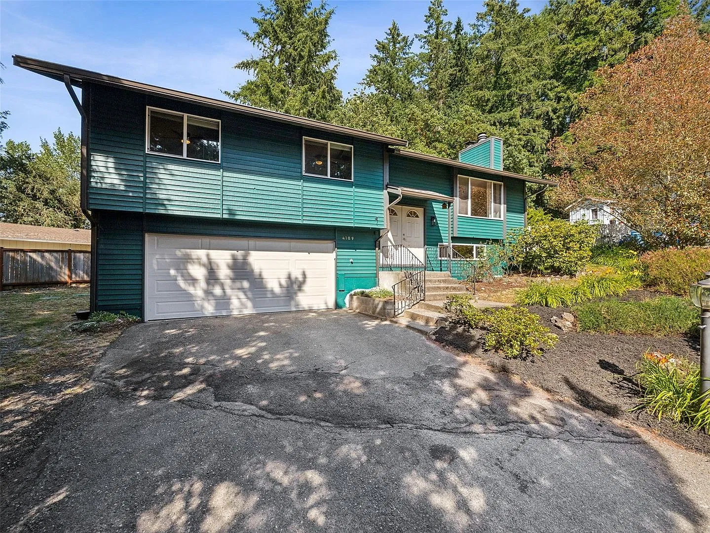 Fantastic home on large lot! — Photo 1