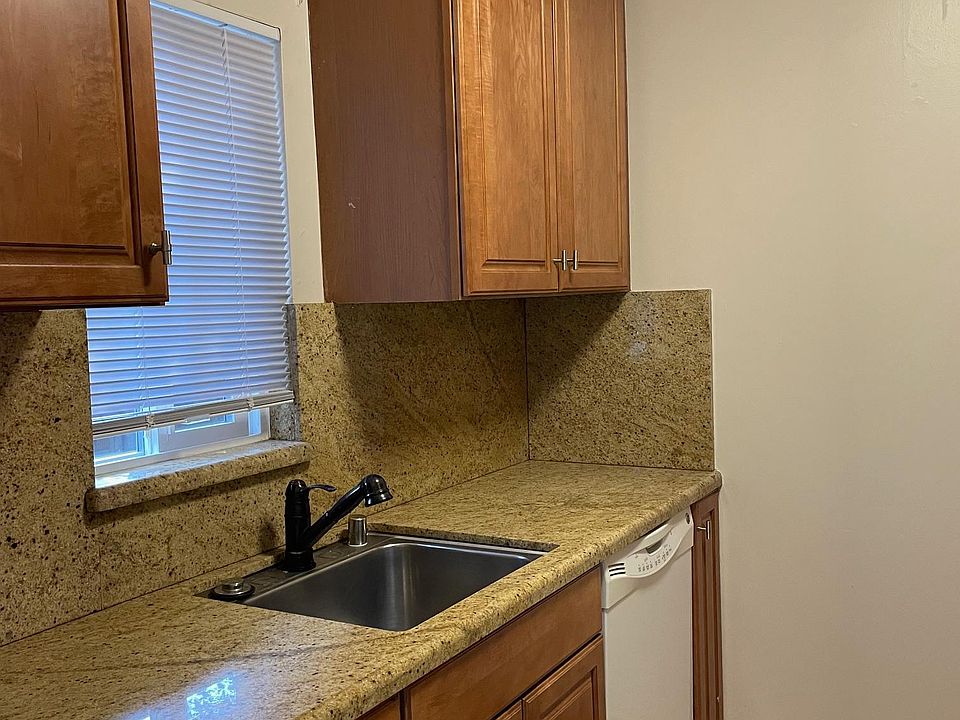 1st image of 723 Menlo Ave APT 3