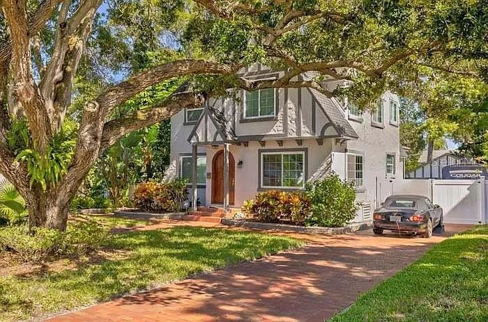 4 bed, 2.5 bath, 2602 sqft, $4,500 — Photo 1