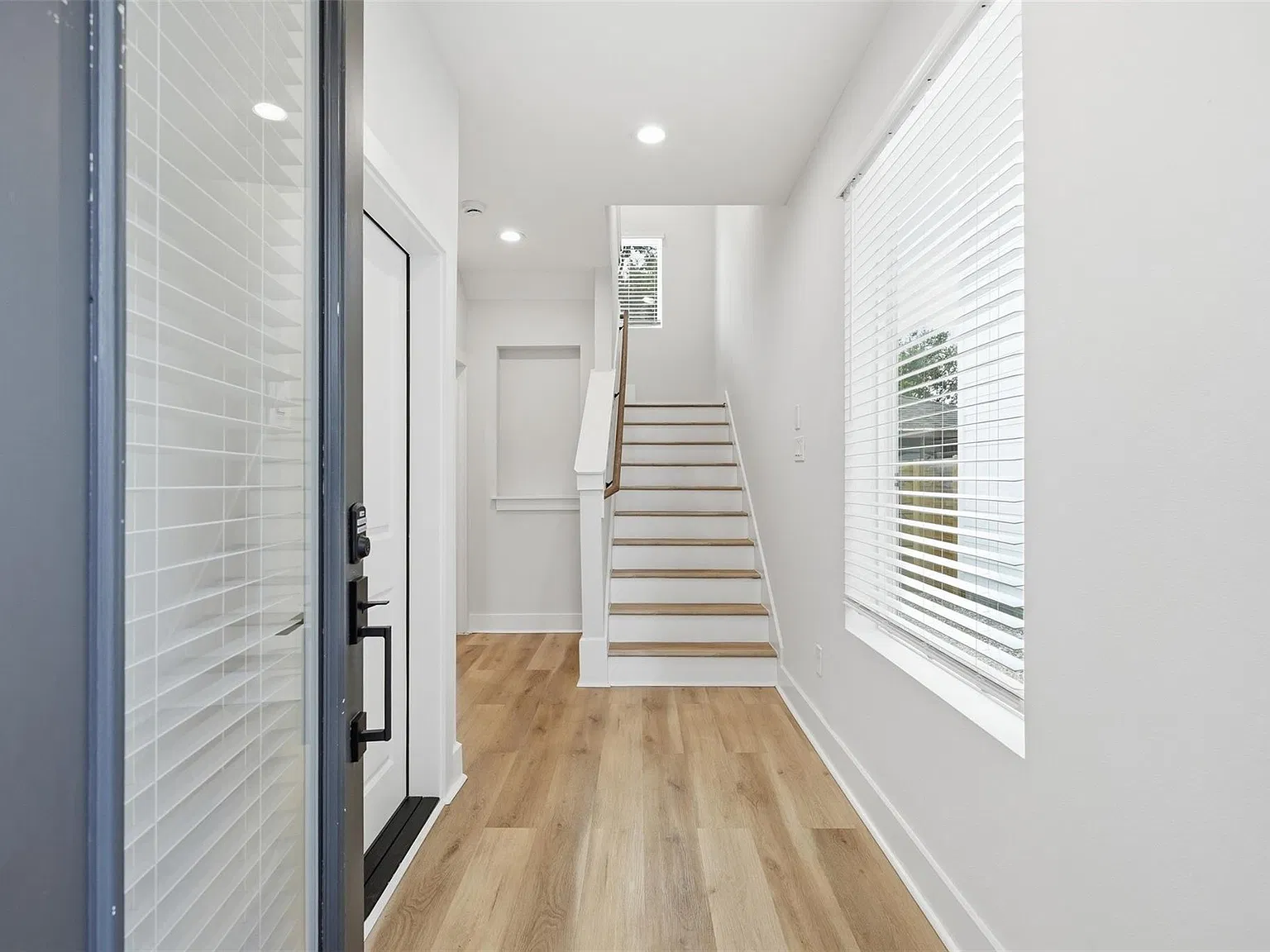 3 bed, 3.5 bath, 1938 sqft, $2,500 — Photo 4