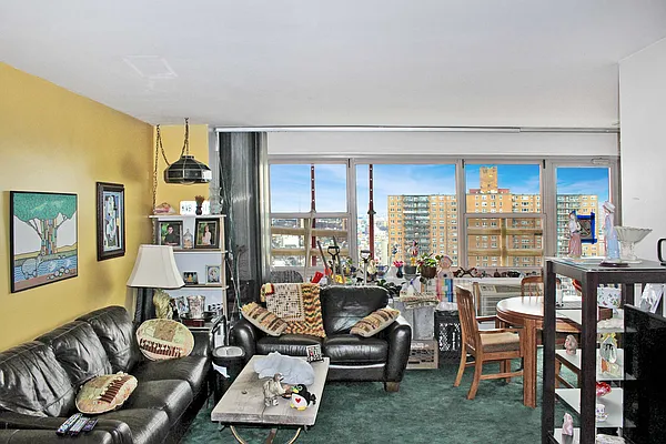 Sold by Thomas Lipovetsky, LREB | media 27