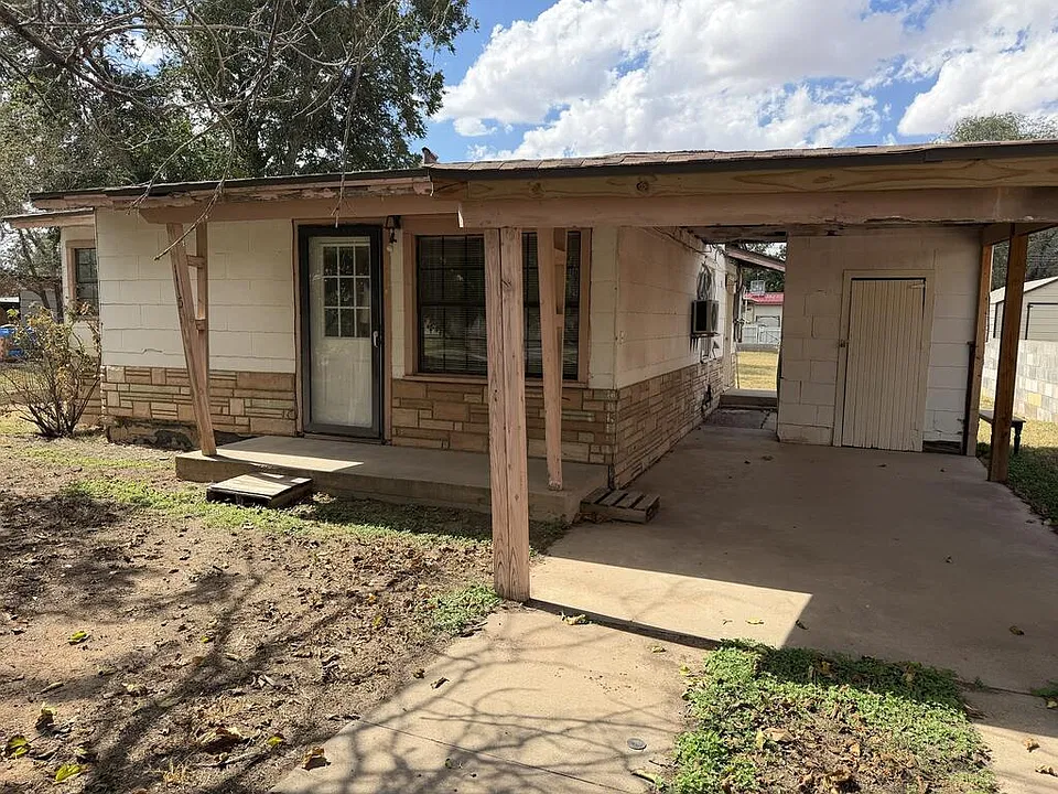 2105 N Tom Green Ave