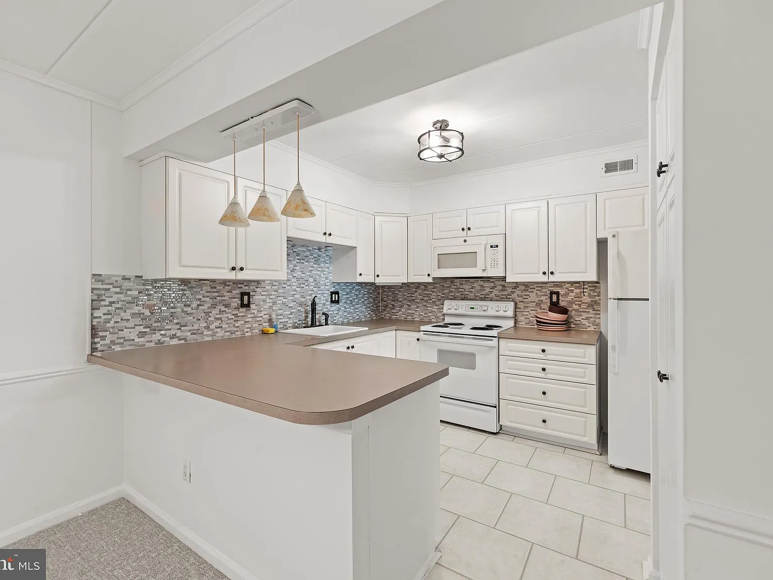 2 bed, 1.0 bath, 1166 sqft, $2,300 — Photo 4
