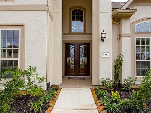 3rd image of 5327 Macquarie Point Ln