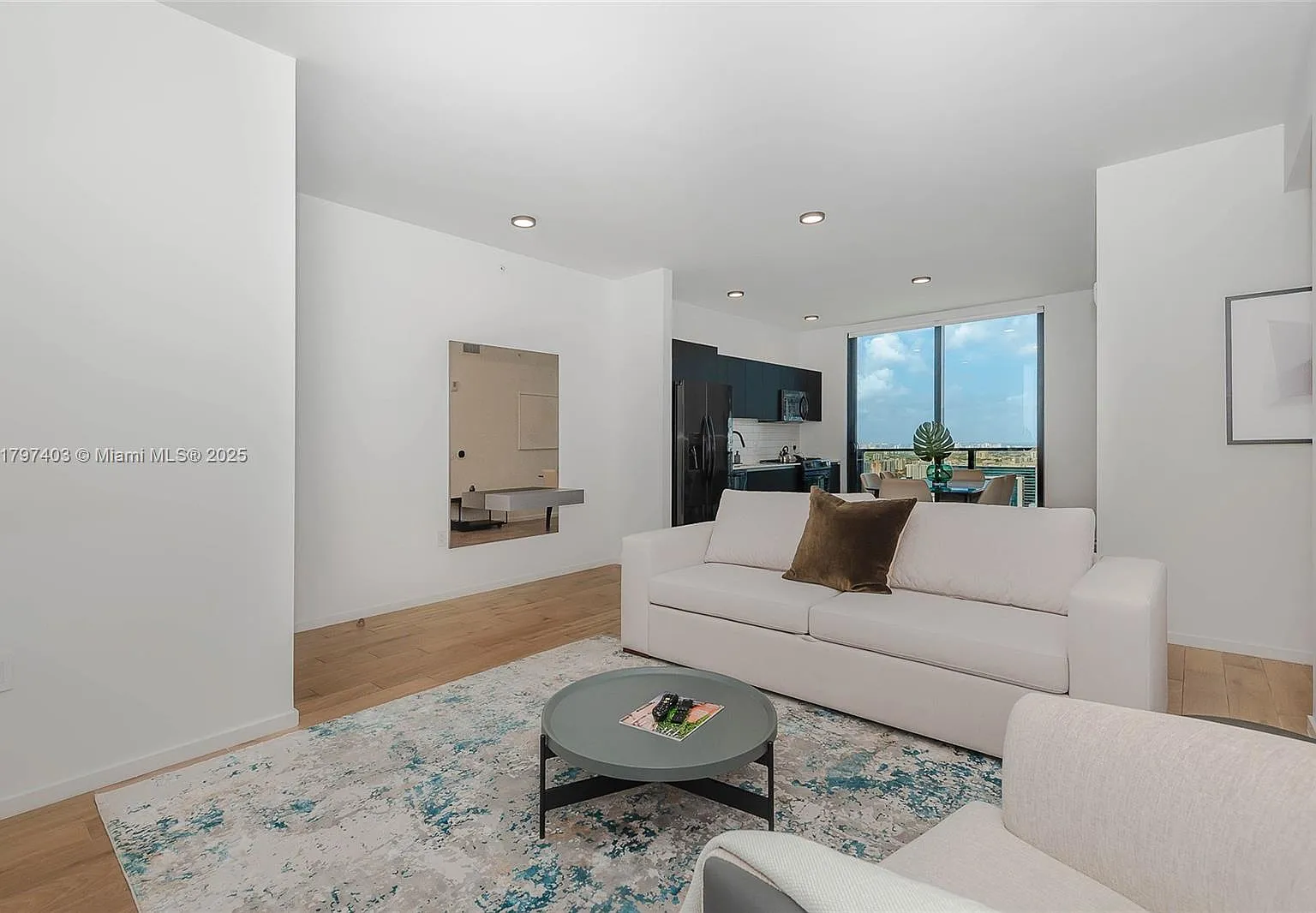 3 bed, 2301 sqft, $6,900 — Photo 3