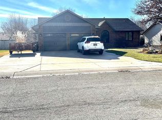 733 E Rivera Dr, Mulvane, KS 67110