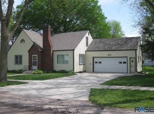 817 E 4th St, Dell Rapids, SD 57022