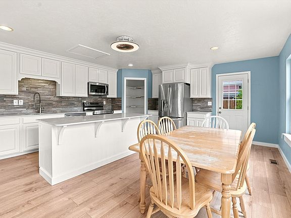 5th image of 998 E Oak Dr
