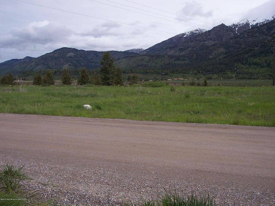 2nd image of 24 Wooden Spur Dr