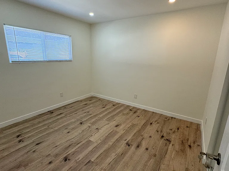 11689 Chandler Blvd — Photo 10
