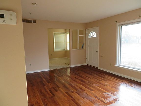 4th image of 1127 Orchard Heights Dr