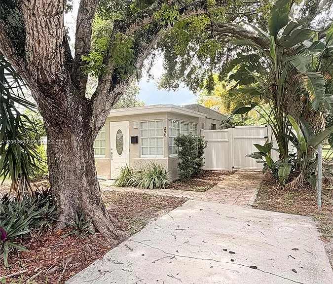 250 SW 7th St — Photo 29