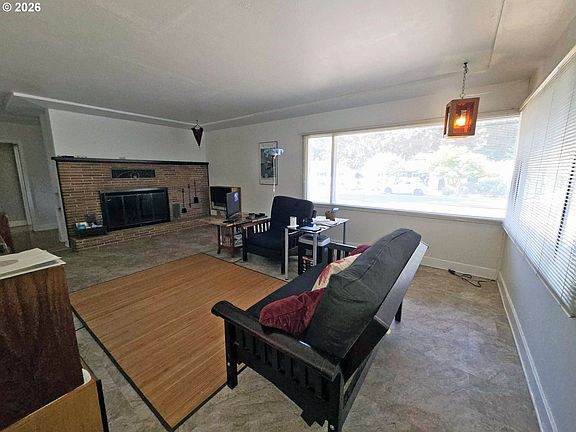 3rd image of 842 NE 113th Ave