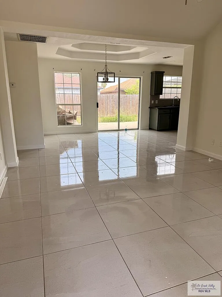 3 bed, 2.0 bath, 1294 sqft, $1,600 — Photo 4