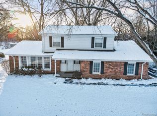 126 Orchardale Dr, Rochester Hills, MI 48309