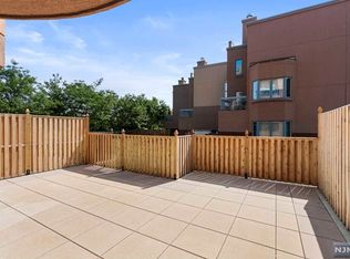 303 Hancock Ct, Edgewater, NJ 07020