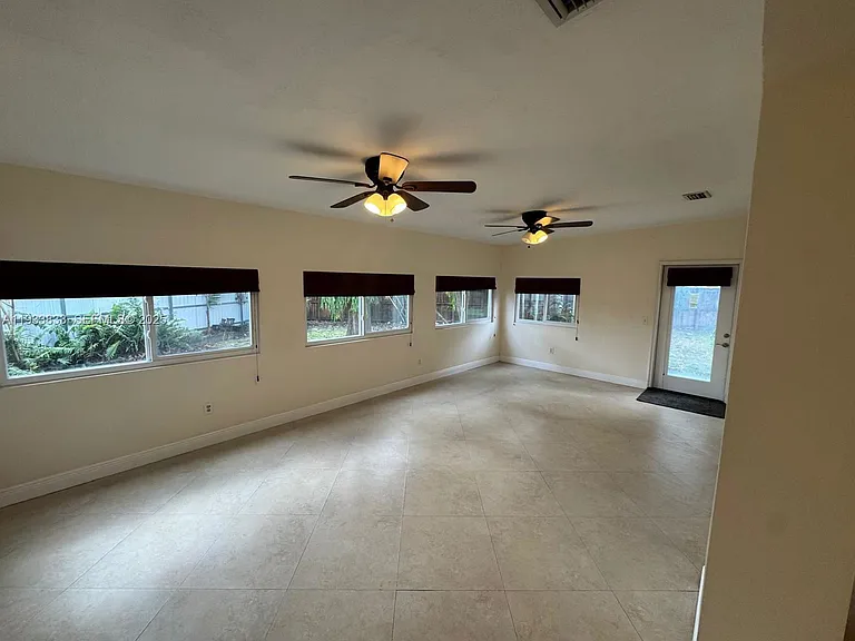 18600 SW 97th Ave — Photo 12
