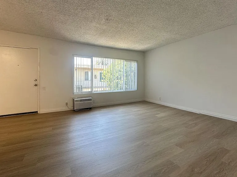 Collins Apts..Gorgeous Newly Remodeled Spacious Units Available..Great Location! — Photo 13