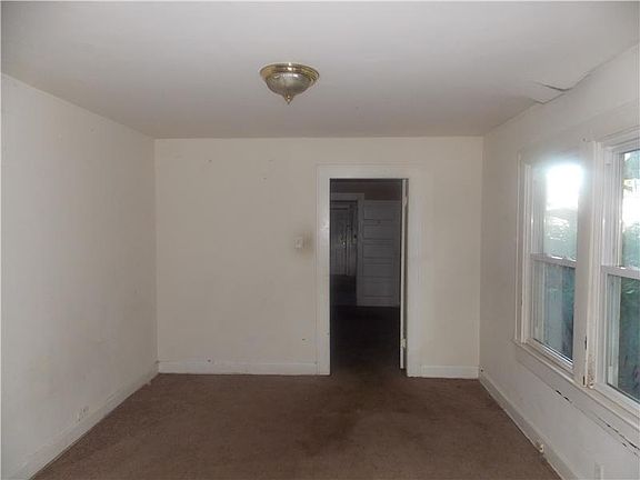 4th image of 721 N Sherman Dr