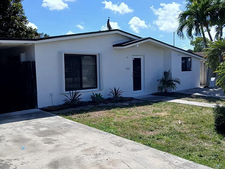 631 SE 3rd Pl — Photo 2