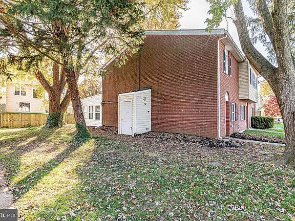 3rd image of 323 Sweet Briar Ct
