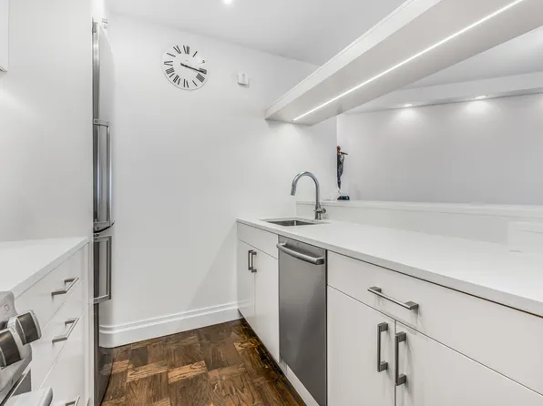 415 East 37th Street image 2 of 26