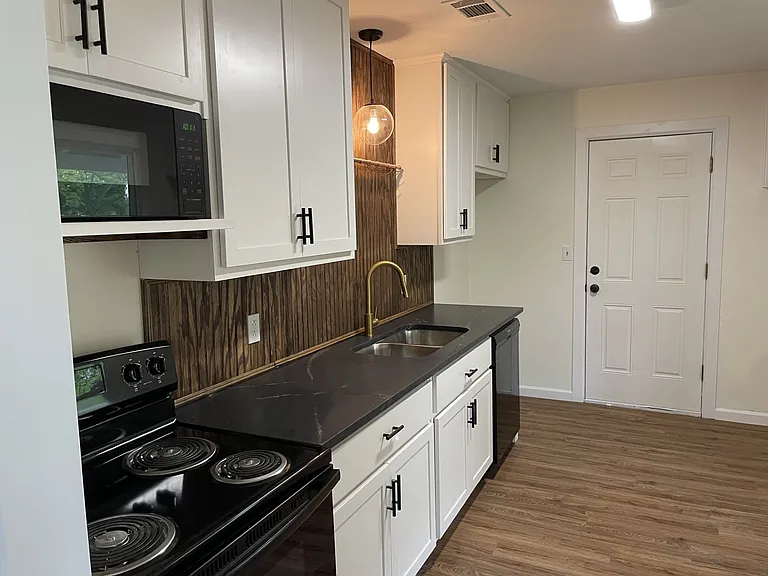 513 W Florence St — Photo 6