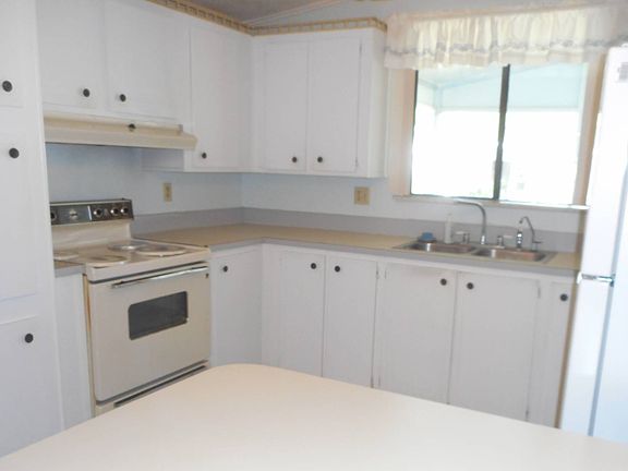3rd image of 242 Gardenia Dr