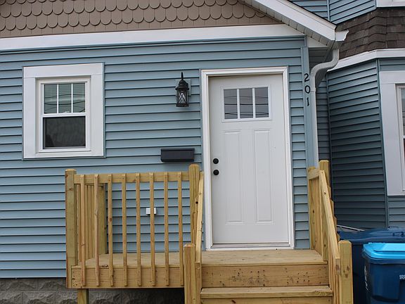 Entrance off Gale St.