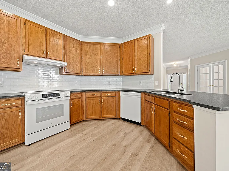 1221 Pinehurst Dr — Photo 17