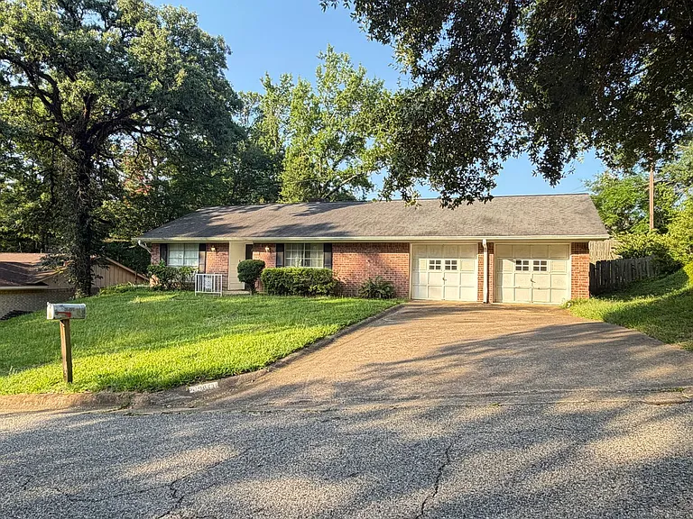 3404 Live Oak Dr — Photo 1