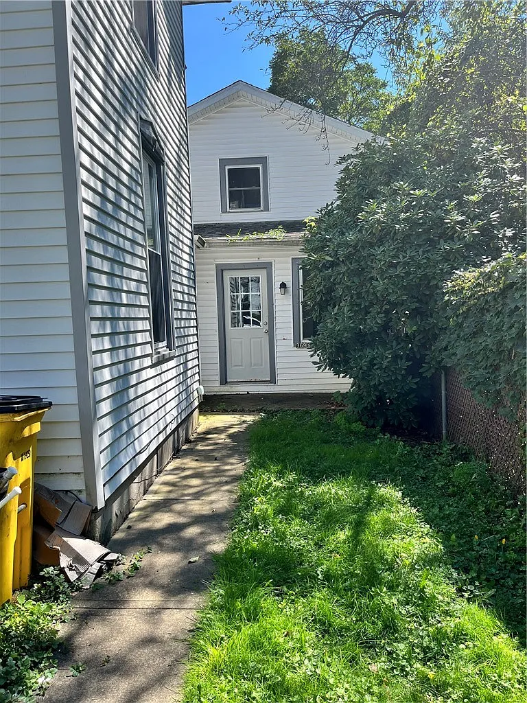 2 bed, 1.0 bath, 3234 sqft, $925 — Photo 1