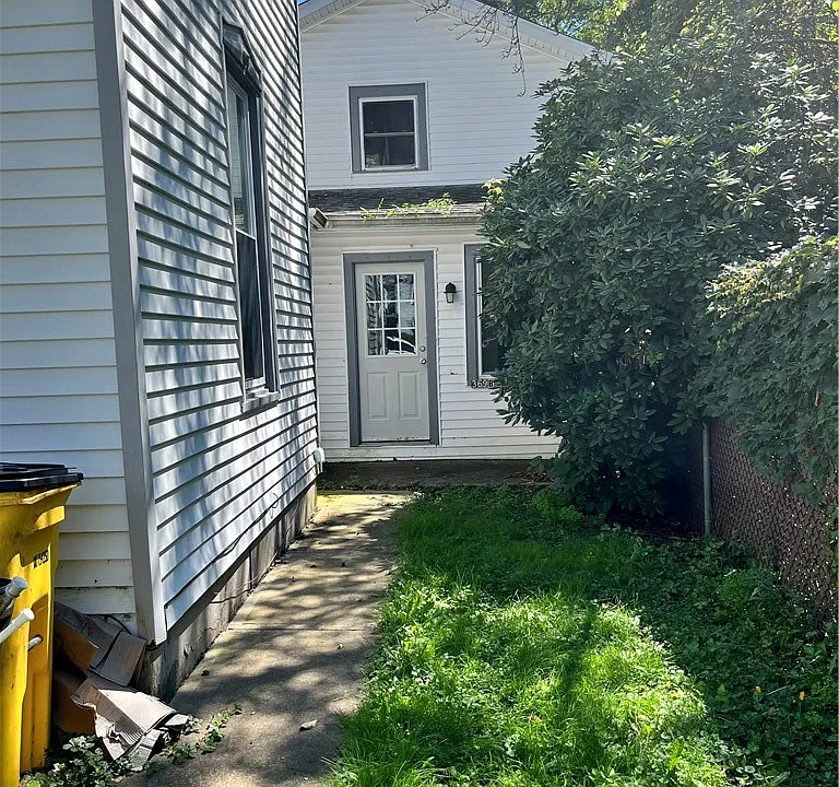369 W 4th St