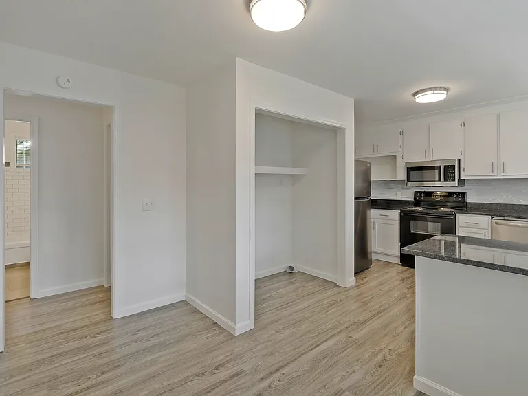 Kitchen with laundry hookup